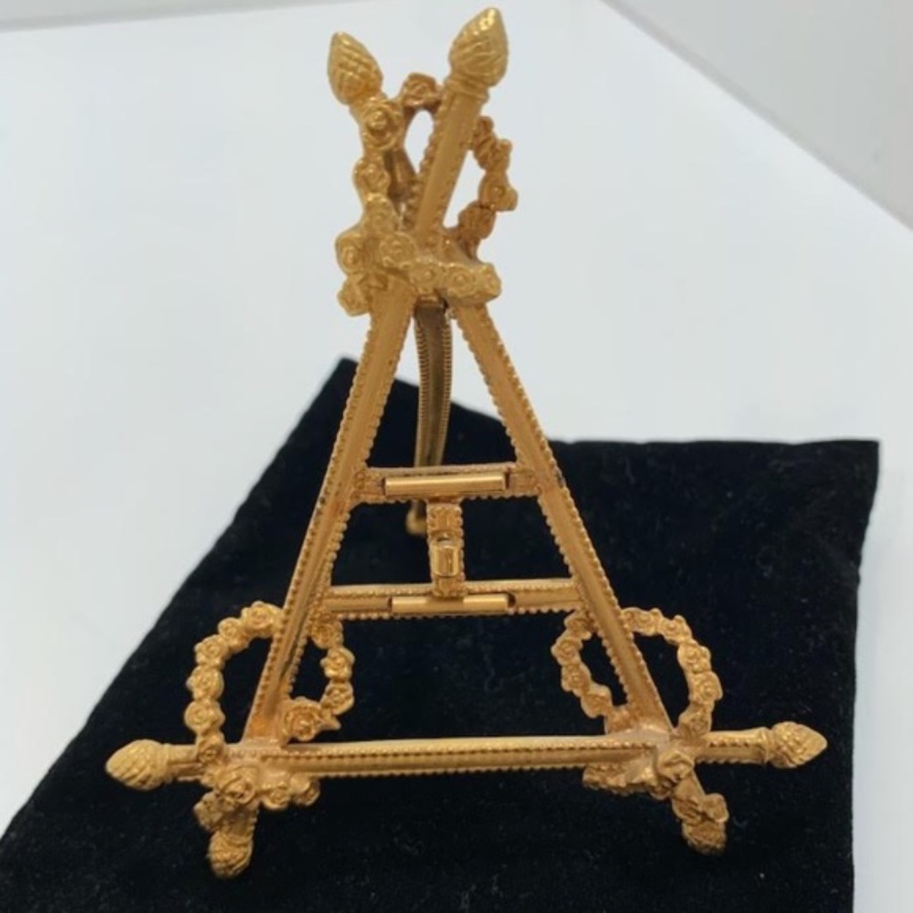 Joan Rivers Brooch easel display EUC, vintage 80's